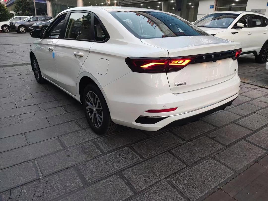 年轻人的第一台“AMG” 吉利第五代帝豪预售：限时6.89万起