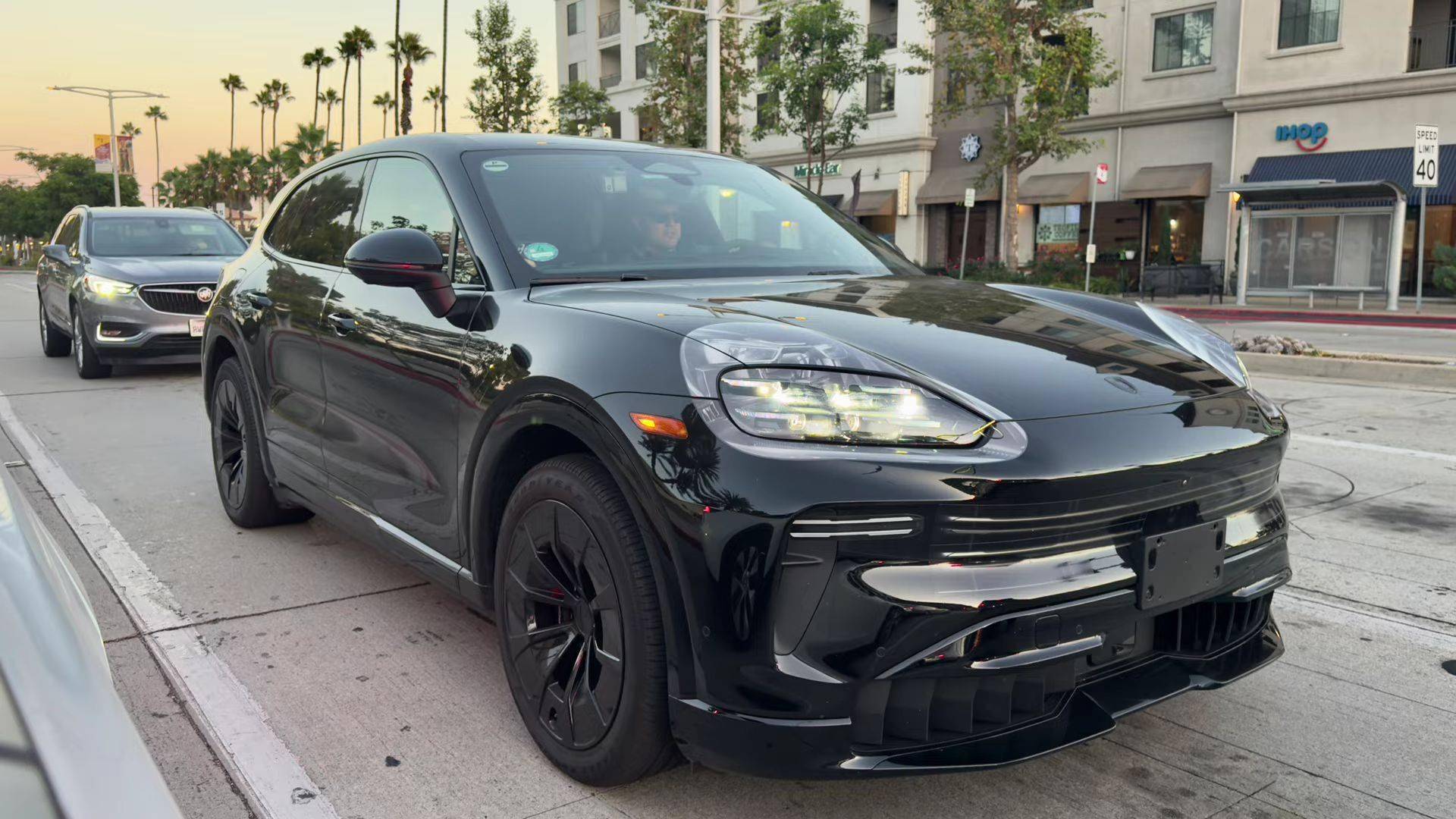 保时捷纯电卡宴智能化升级，背后有“它”的身影