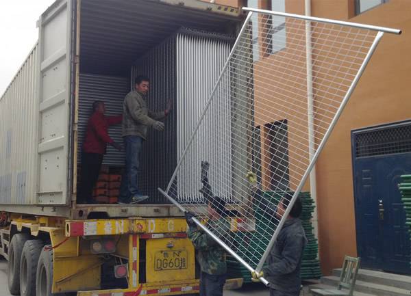 恐怖一幕！澳大利亚一赛车失控撞破围栏一头扎进观赛人群