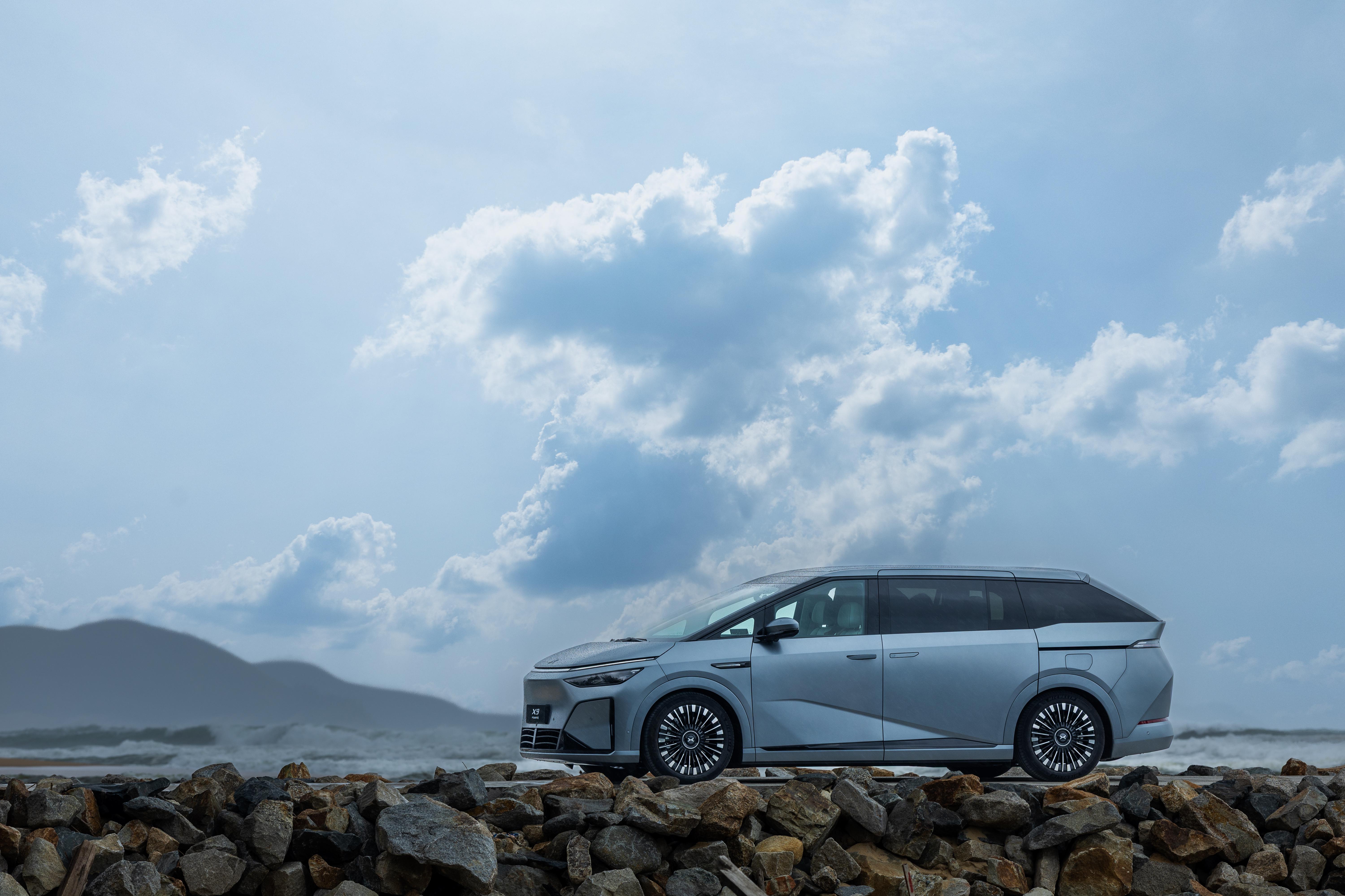 5台小鹏X9高速上120km/h自动绕行抛锚车 全程0追尾