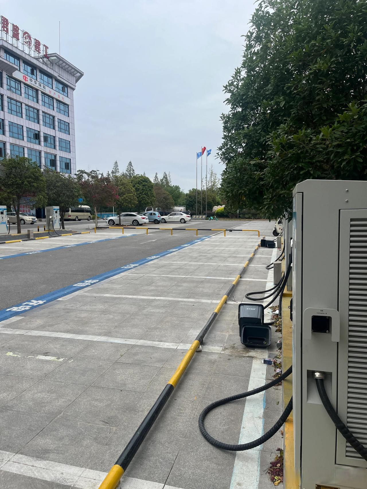国庆假期高速公路新能源车日均充电量创新高