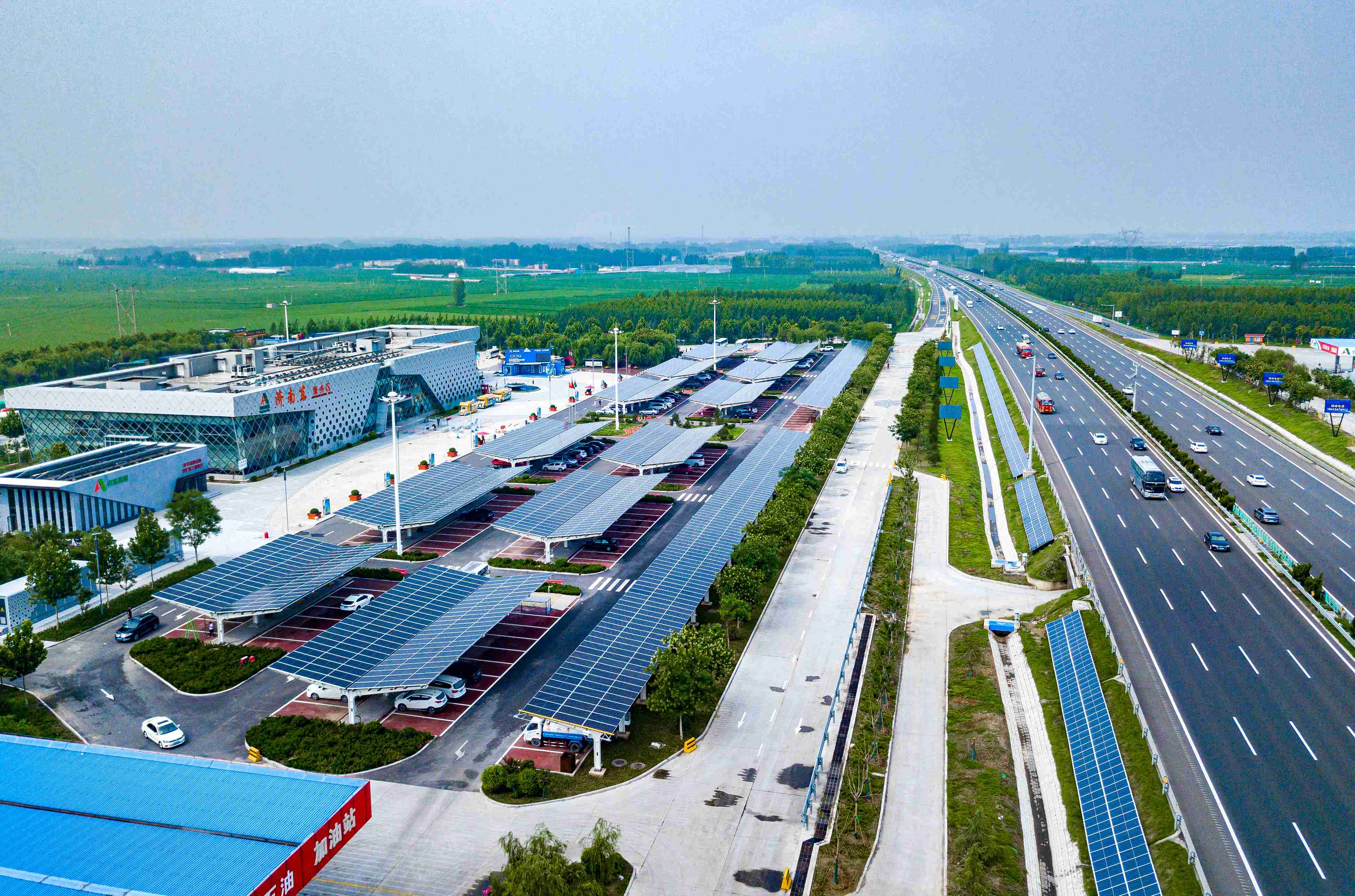 国庆假期高速公路新能源车日均充电量创新高