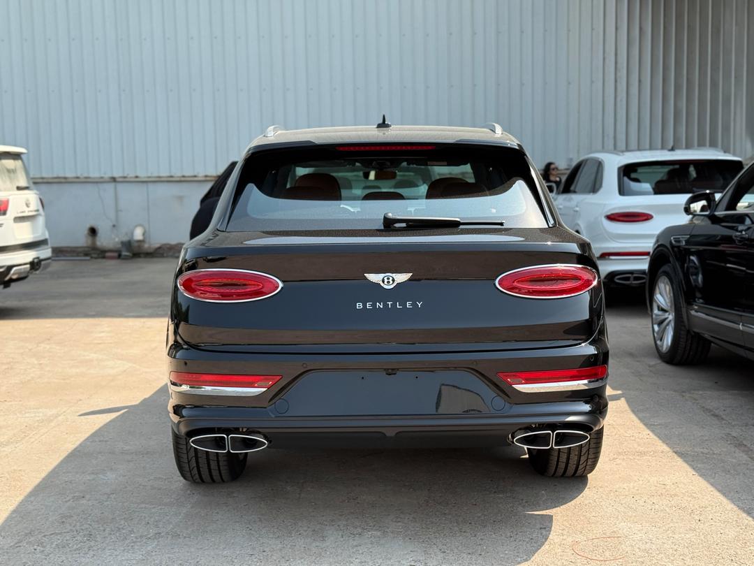 2024款宾利添越4.0V8外观内饰介绍 售全国