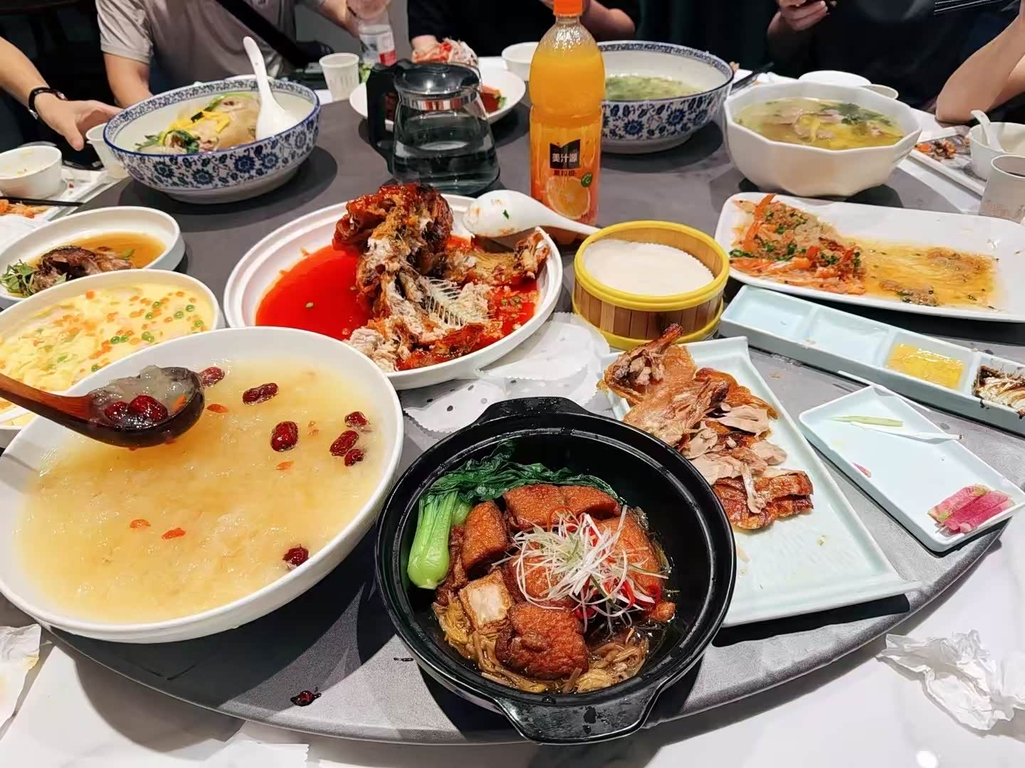 北汽极狐T1遭车主集体投诉：底盘减配护板 高压线束直接裸露在外