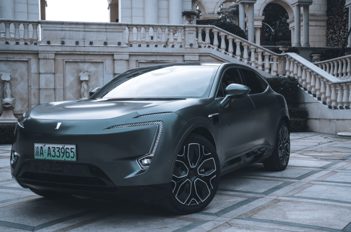 阿维塔失控 南宁市区时速100km/h连撞15台车！官方回应