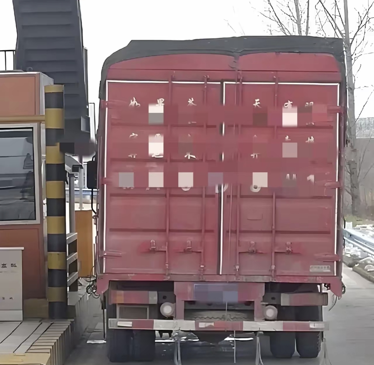 男子开着车牌倒装的汽车上路 交警：罚款200元记3分