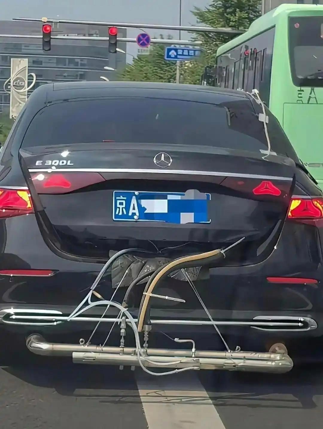 男子开着车牌倒装的汽车上路 交警：罚款200元记3分