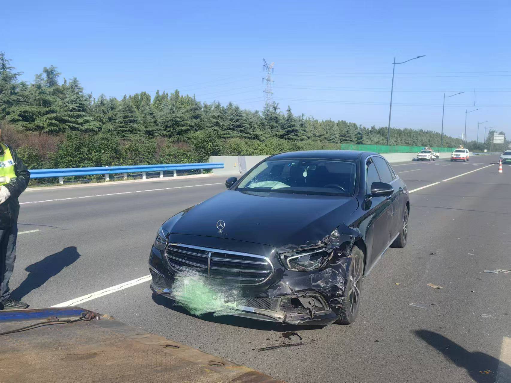 高速上随意变道停车害后方两车追尾：无接触司机也需负全责！