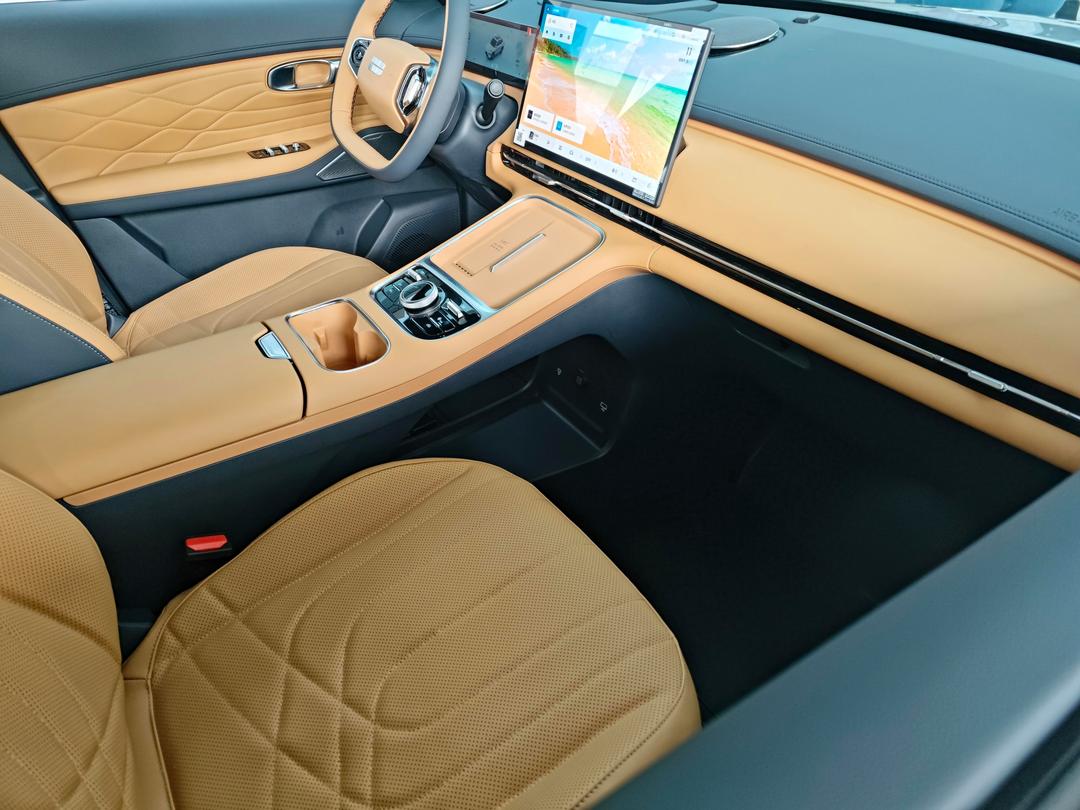 宝马X5国产平替 极氪8X实车出街