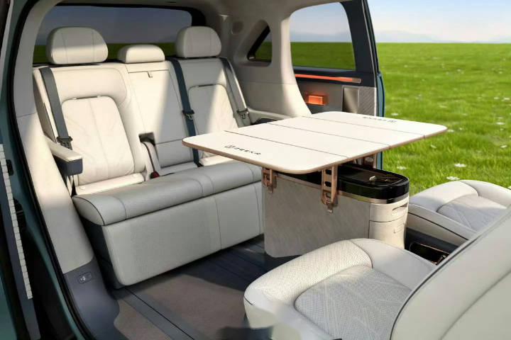 男子DIY世界上最小的新能源电车 理想MEGA座椅改装