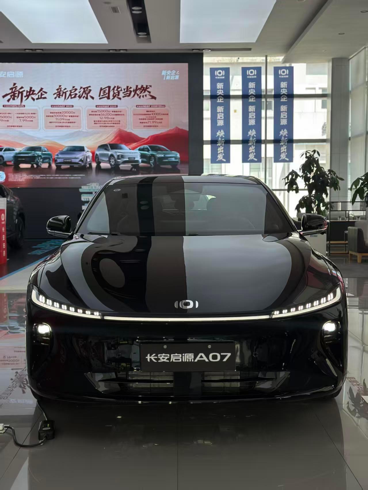 长安启源A07底盘掉落火星！后方车辆追赶提醒 司机下车后车辆起火