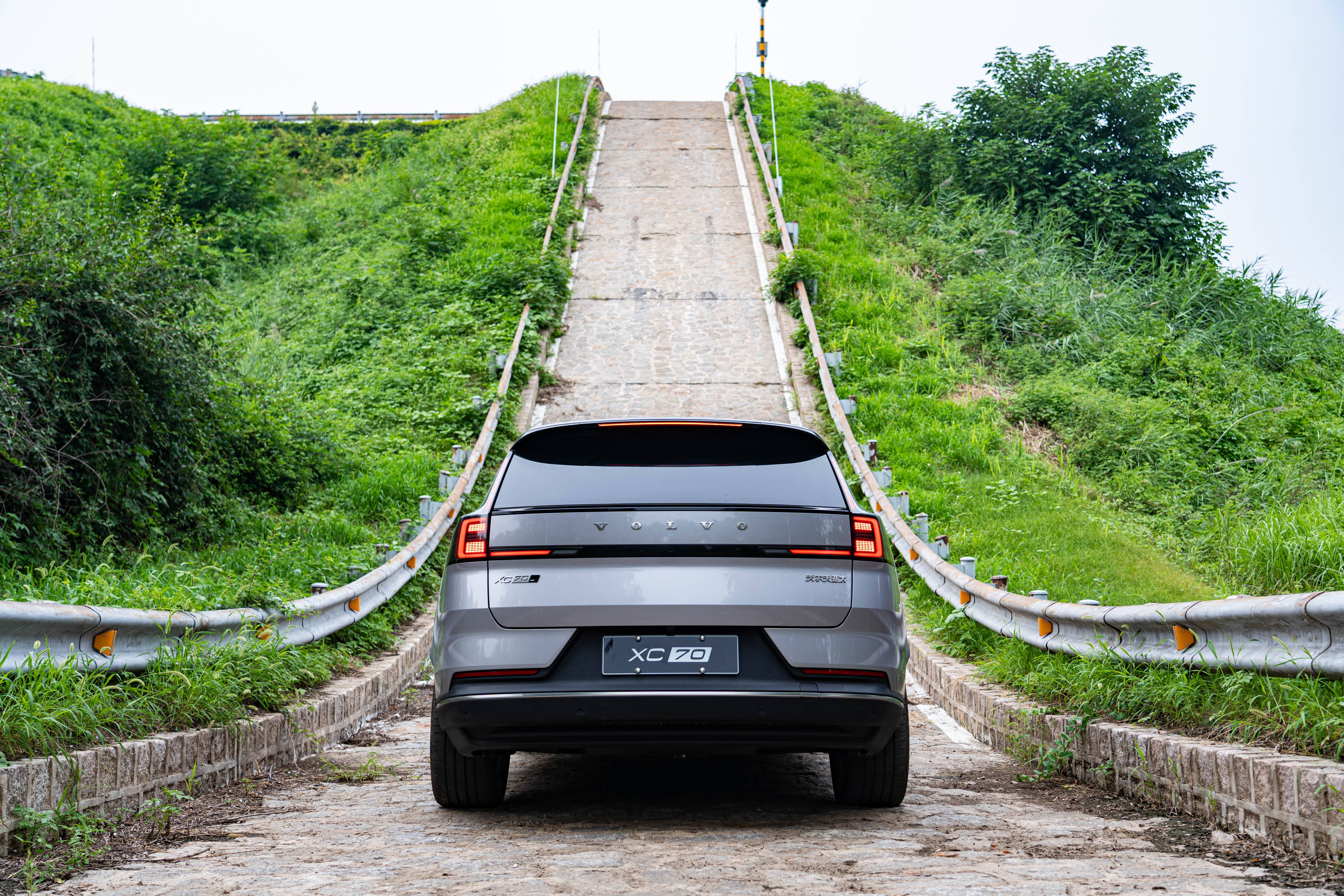 佛瑞亚海拉为沃尔沃全新XC70打造极具未来感的“雷神之锤”前照灯