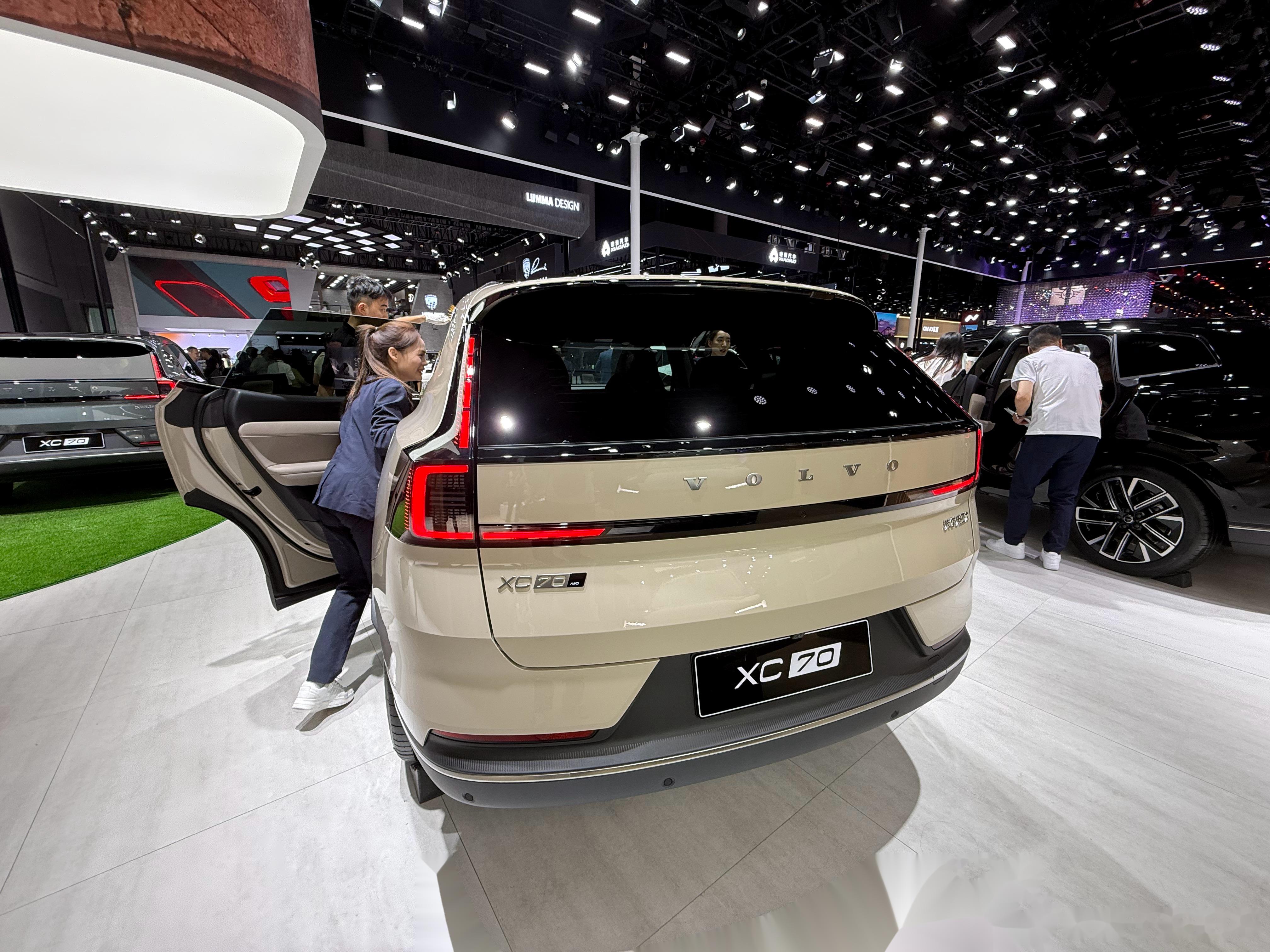 佛瑞亚海拉为沃尔沃全新XC70打造极具未来感的“雷神之锤”前照灯