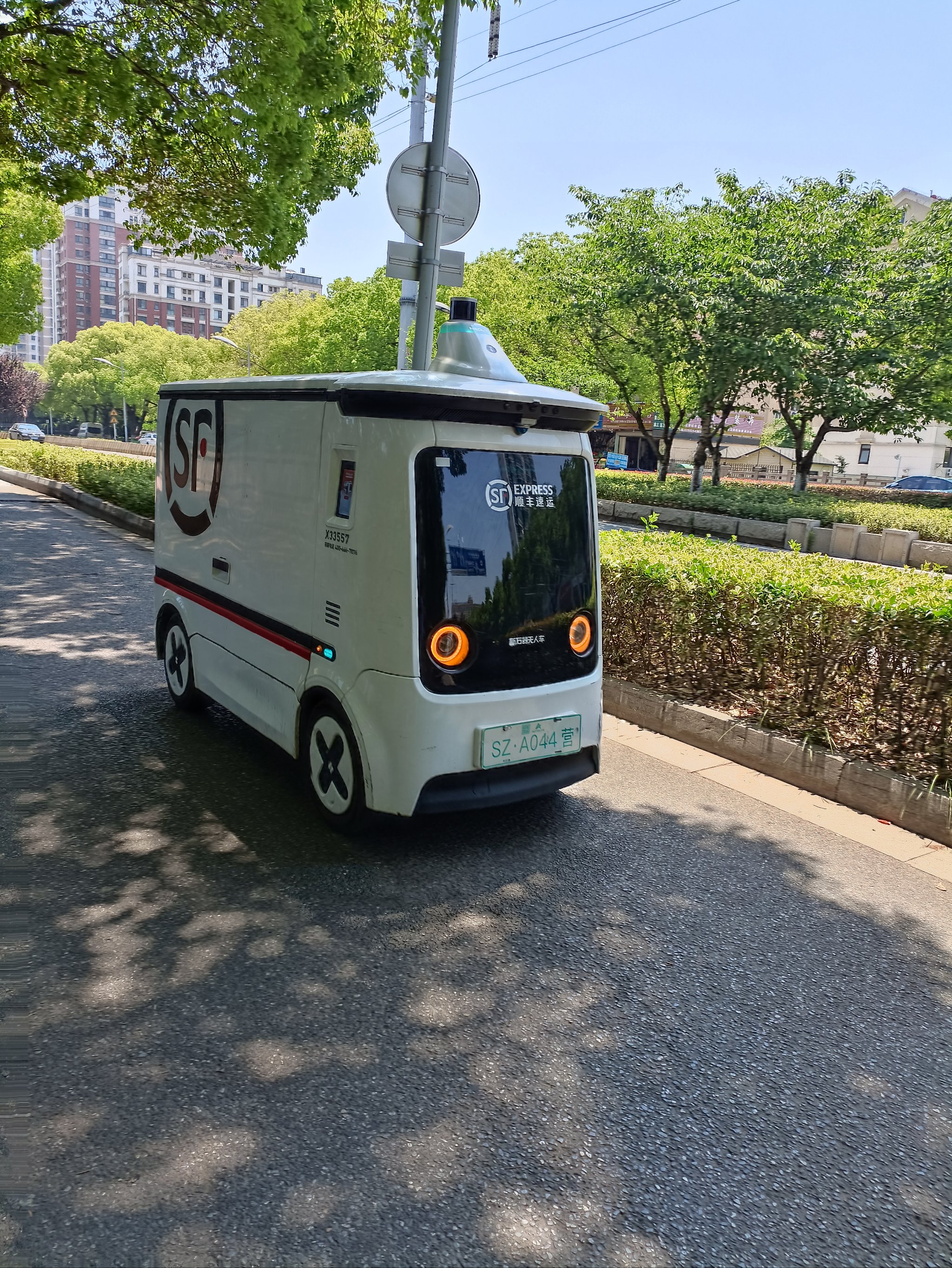 电车返乡不再焦虑！充电机器人送电到车 这届高速服务区太硬核了