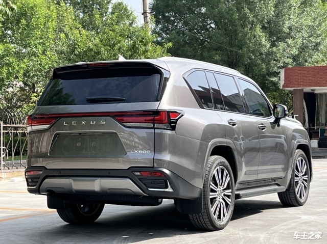 成都雷克萨斯LX墨版团购价格158万起 直降40万