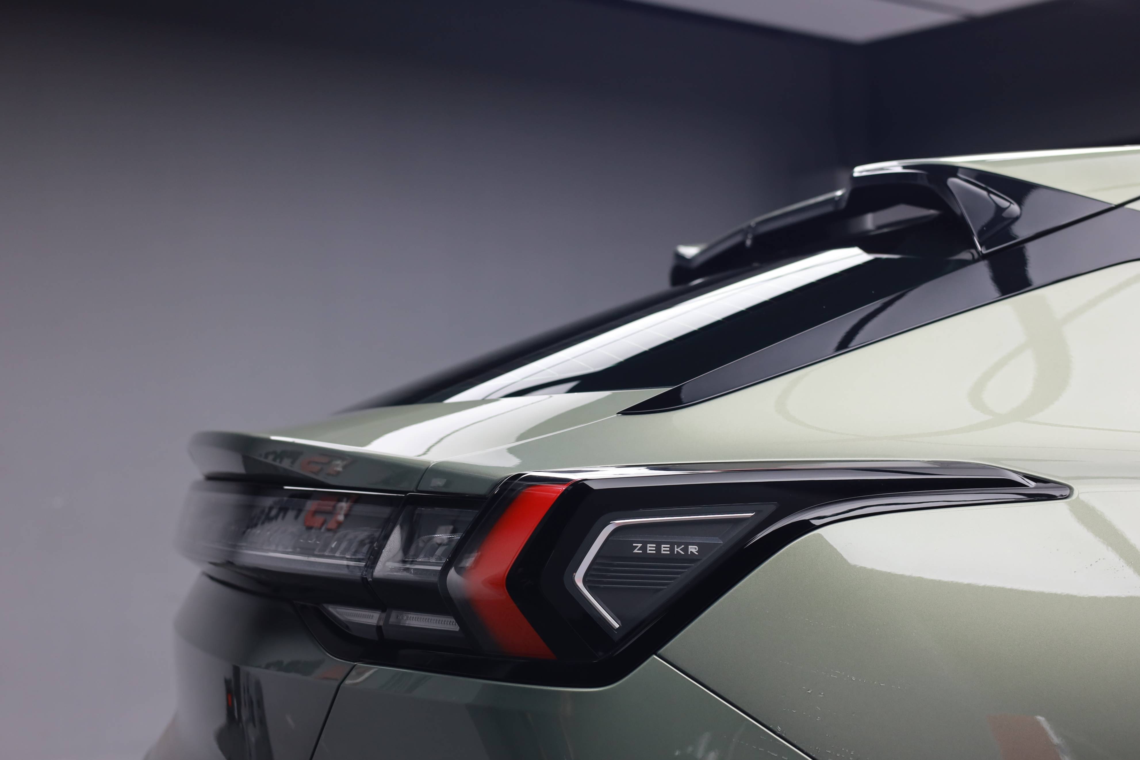 宝马X5同款315大宽胎 极氪8X性能版亮相：三电机+电动尾翼