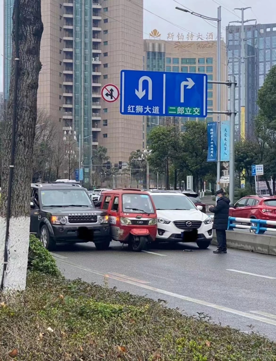 新手图新鲜体验“智驾” 脱手致系统自动减速：惨遭大货追尾