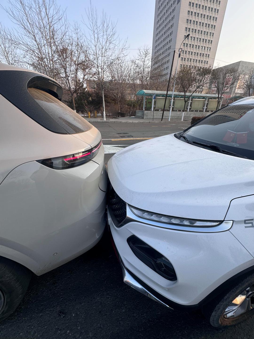 新手图新鲜体验“智驾” 脱手致系统自动减速：惨遭大货追尾