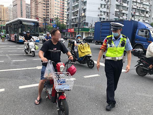 女子骑电动自行车近2个月从上海回广西引百万人围观：3000多公里路程 一天充3次电