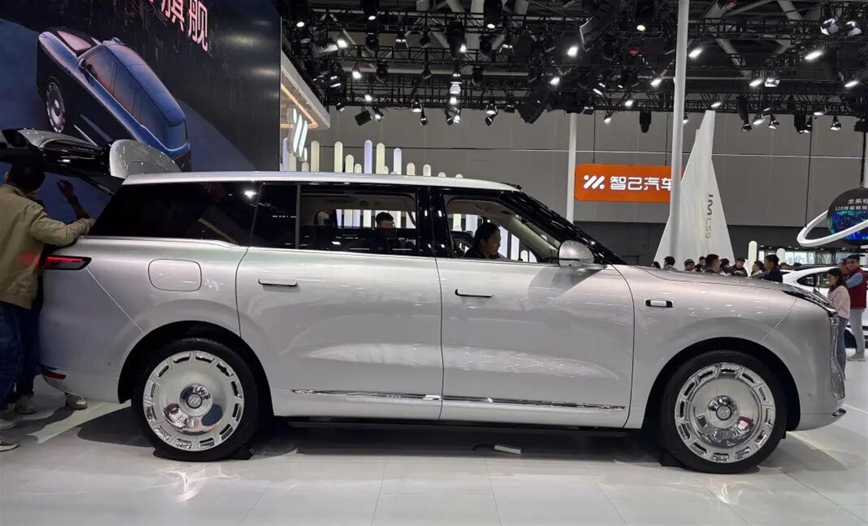 座舱质感拉满 提供5座/6座版本 智己LS8实车内饰曝光