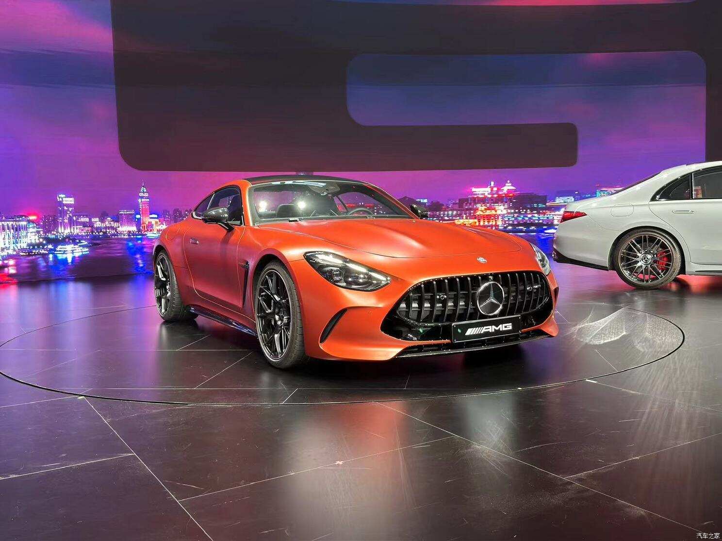 人闲车不闲!前奔驰首席设计师公布红猪300 SEL新构想