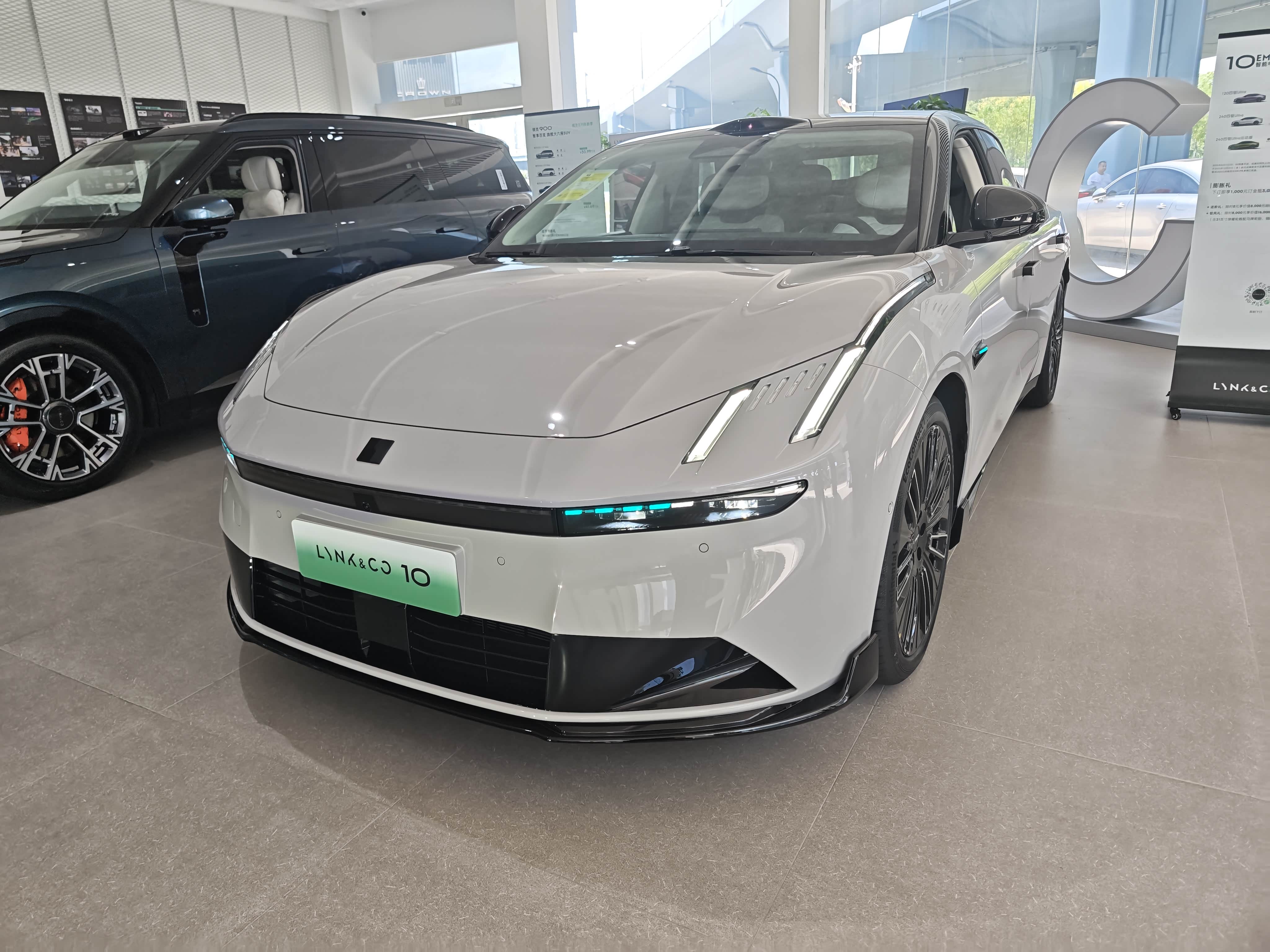 男子夜间高速开车误用语音关闭大灯致事故 领克官方回应