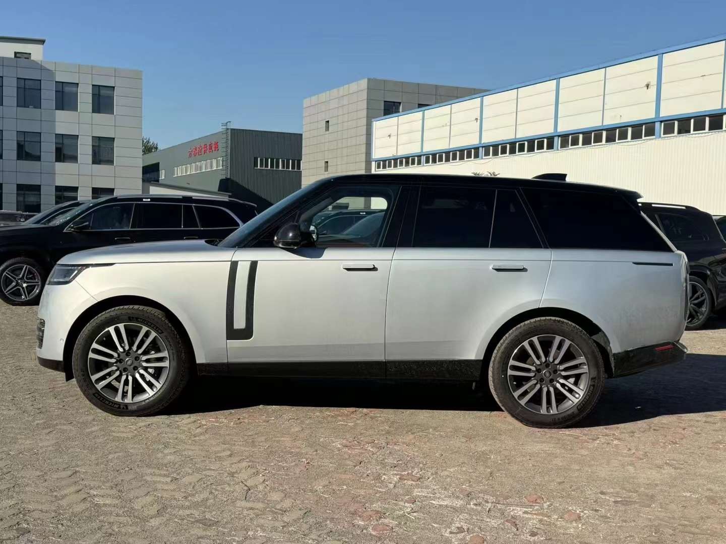 2026款路虎揽胜及2026款路虎卫士上市 售68.99万元起