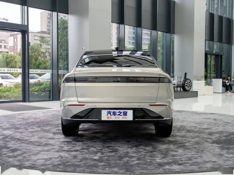 莲花CEO穿西装头顶摄像头炮轰激光雷达：放在车顶不好看