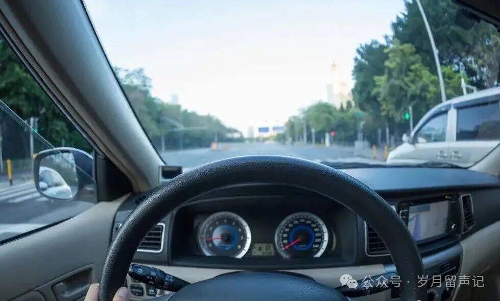 多地开罚龟速车！交警提醒：龟速车事故发生概率提升16倍