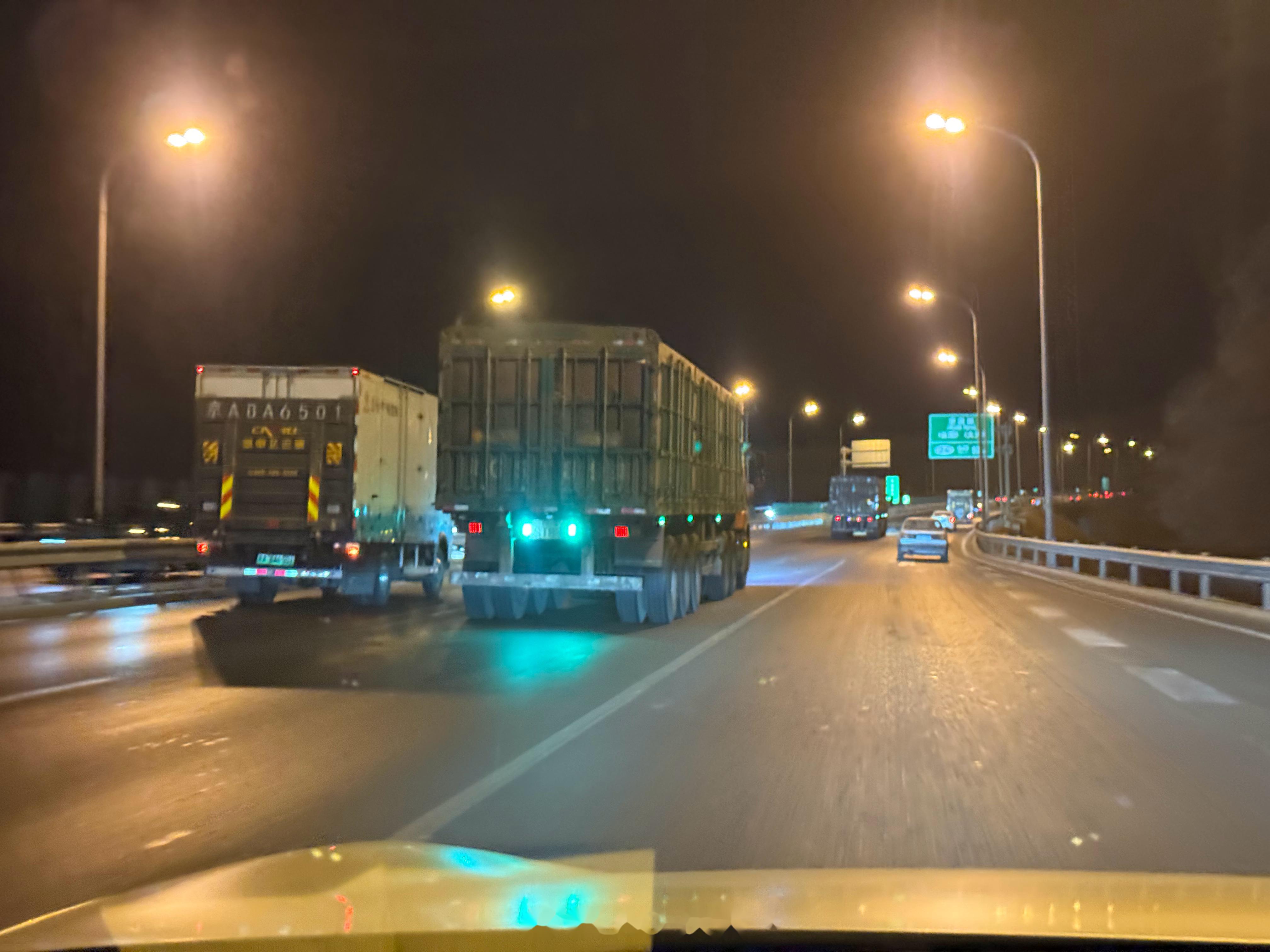 特斯拉FSD铁路道口识别失效 系统无反应撞上道路栏杆