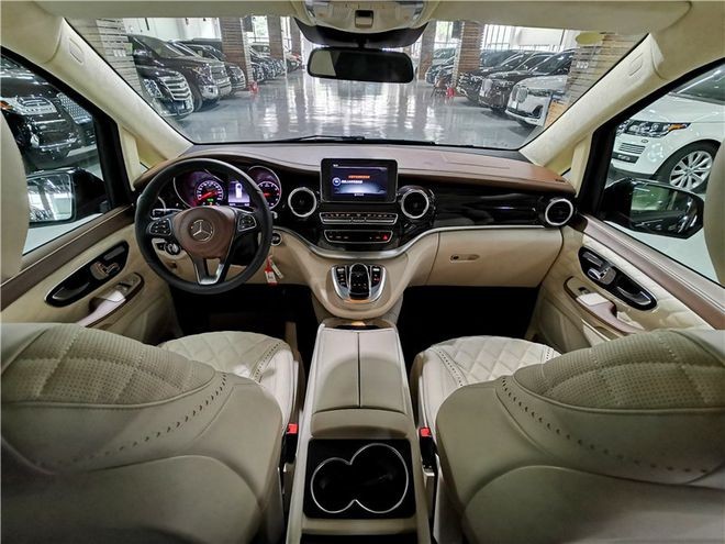 奔驰新一代V级：9AT+空气悬架，豪华商务车就是这个味