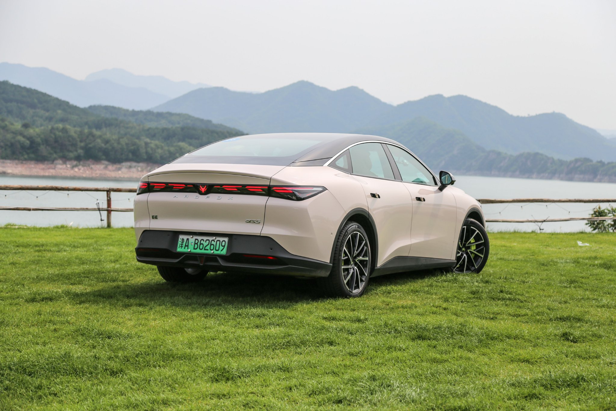 预售补贴价11.28万起 新款极狐阿尔法S5将于3月18日上市