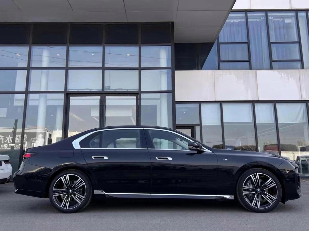 北京车展首发 分体大灯保留+内饰大换血！中期改款宝马7系预告图