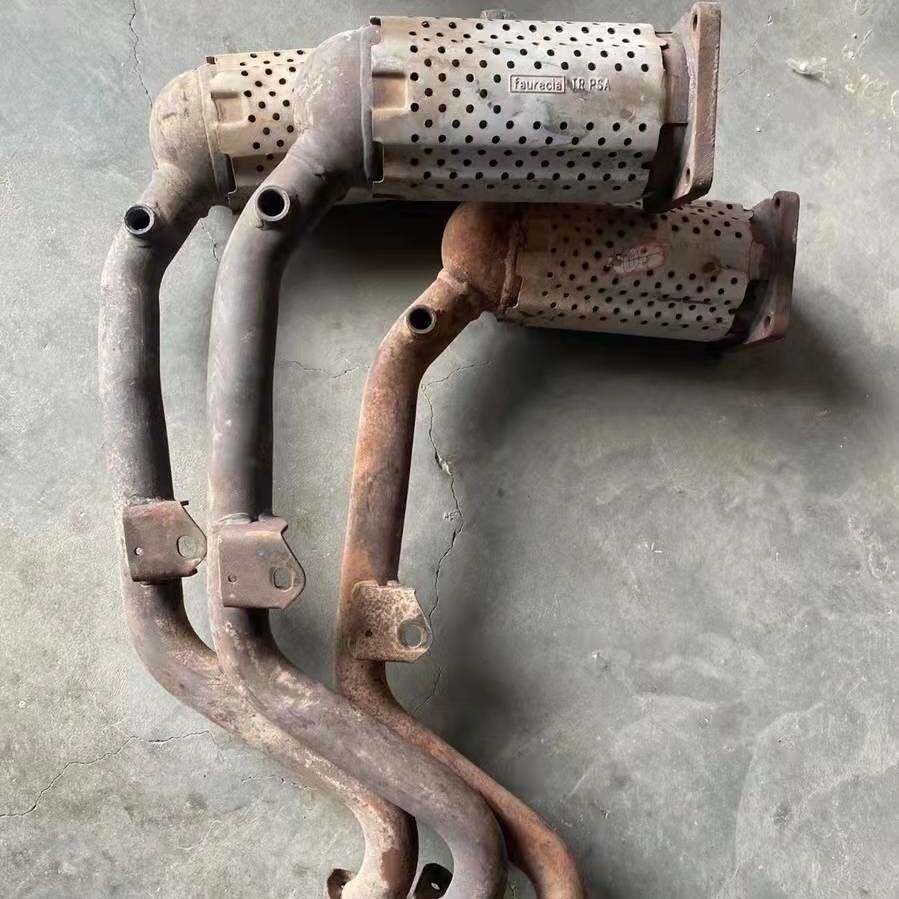 央视探访报废汽车处理：被黑作坊拦截！三元催化器翻新卖1800元