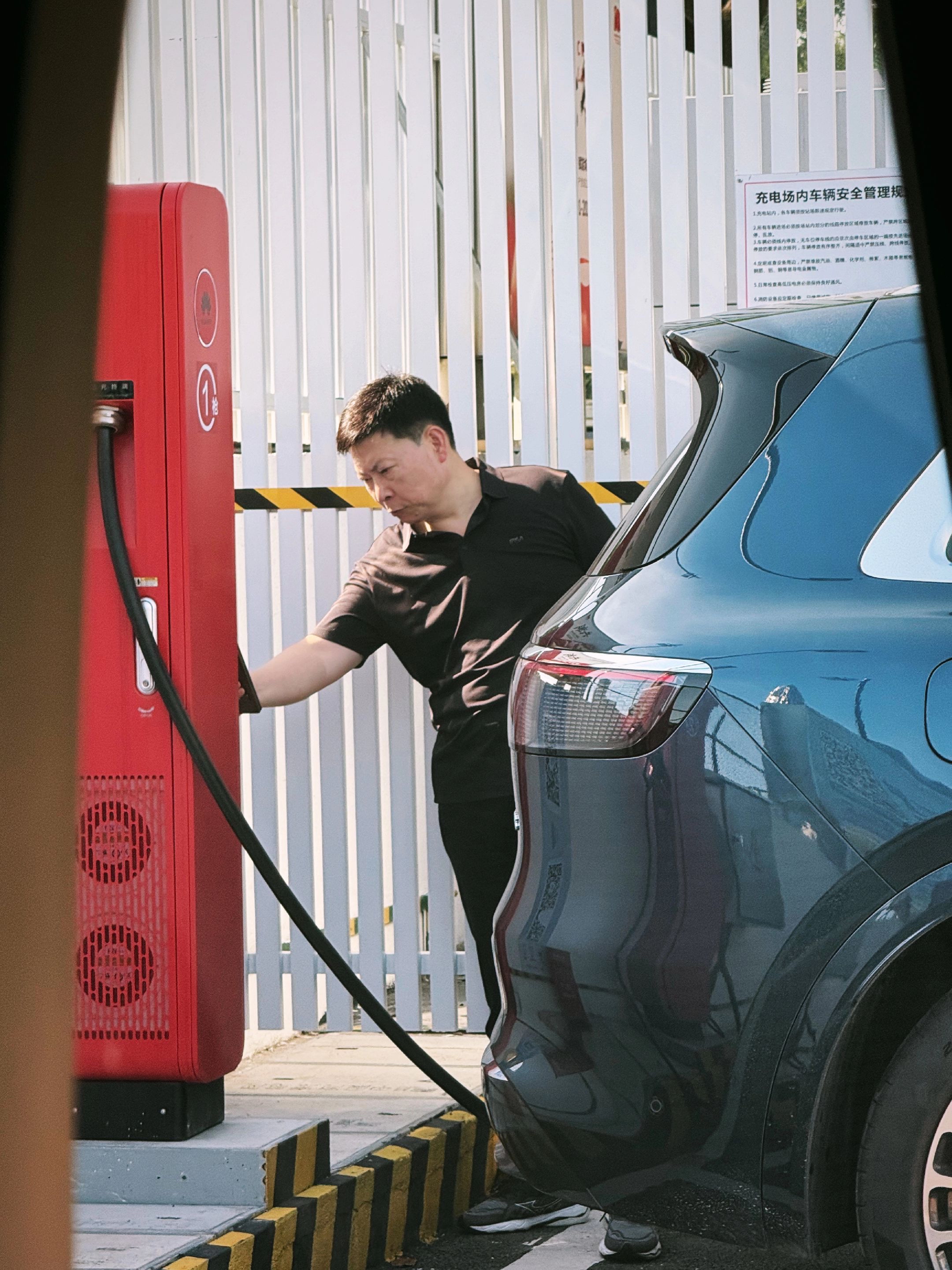 定档3月23日!余承东官宣问界M8全新瑞红、湛蓝配色上线